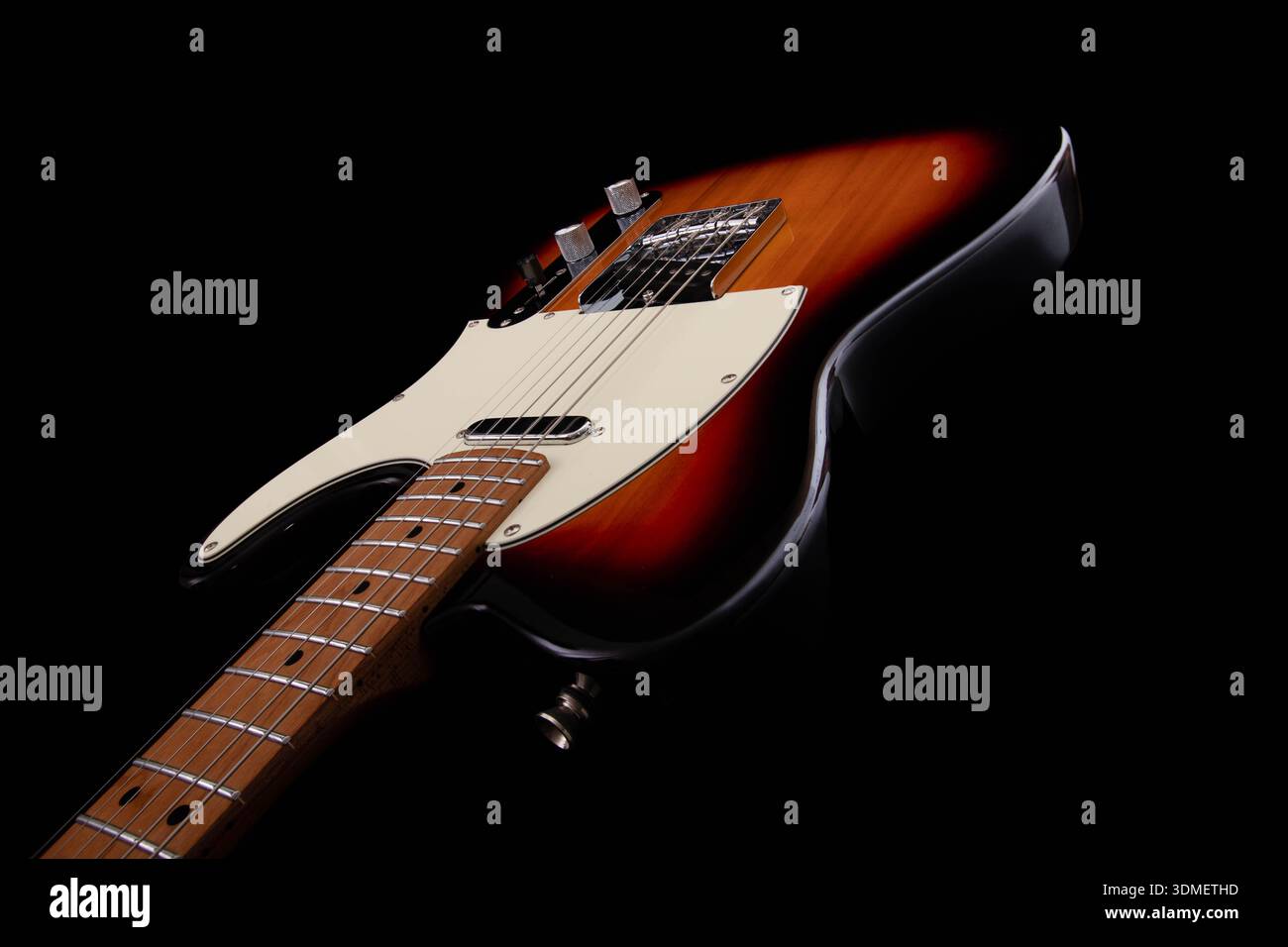 Elegante chitarra Sunburst con un'angolazione interessante Foto Stock