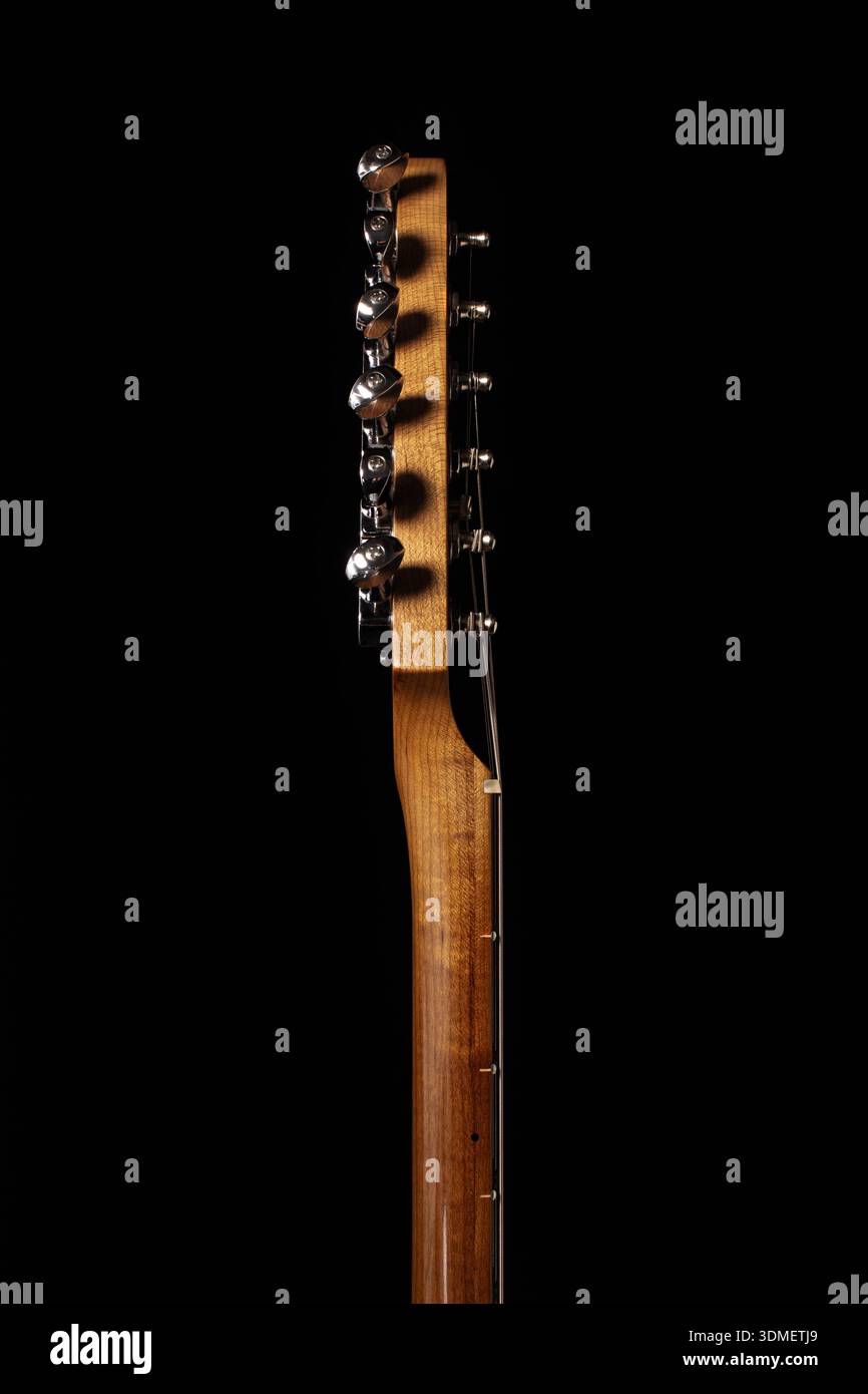 Paletta professionale per chitarra elettrica: Un profilo senza tempo contro il Pitch Black Foto Stock