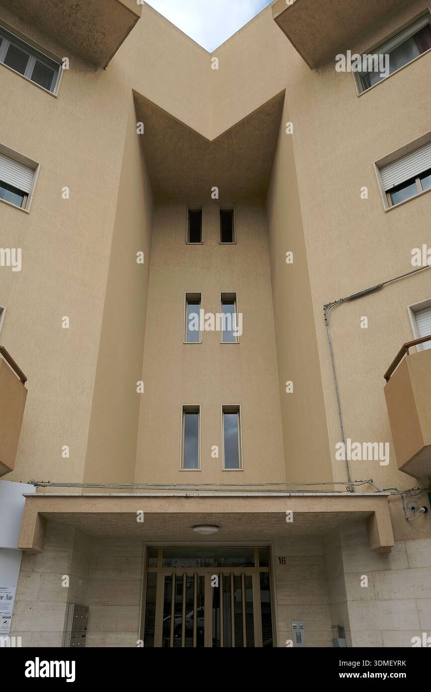 Italia, Sicilia, Comiso, vista dell'ingresso di un edificio residenziale simmetrico Foto Stock