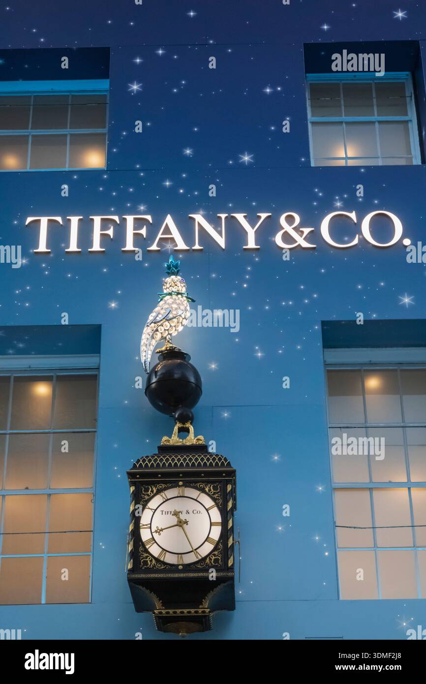 Inghilterra, Londra, New Bond Street, facciata esterna del negozio Tiffany & Co con decorazioni natalizie Foto Stock