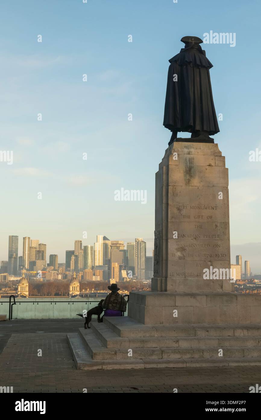 Inghilterra, Londra, Greenwich, Greenwich Park, la statua di James Wolfe e lo skyline dei Docklands Foto Stock