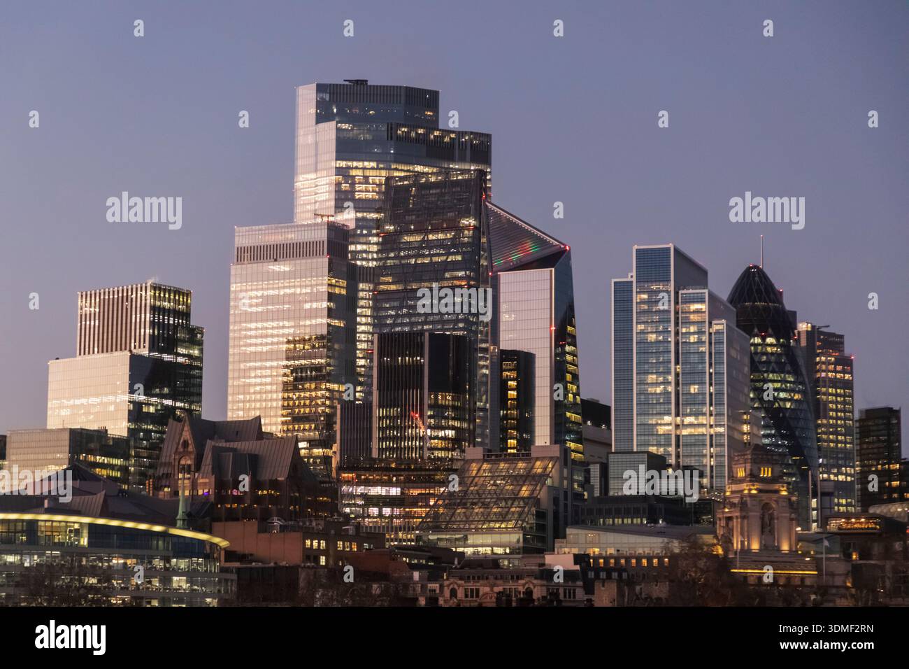 Inghilterra, Londra, il moderno skyline della City of London di notte Foto Stock