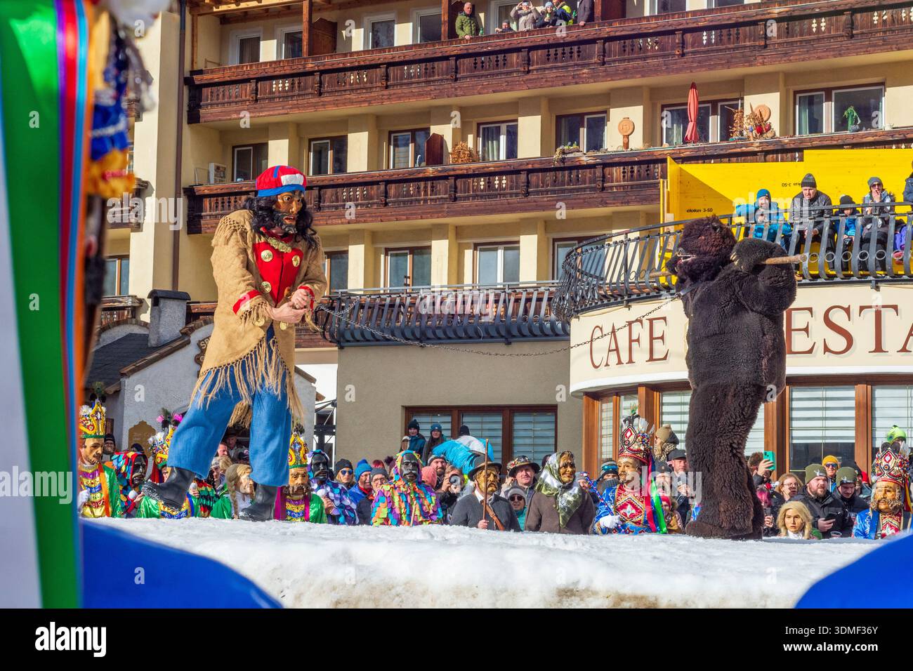 Nassereith: Nassereither Schellerlaufen colorato carnevale consuetudine, il gruppo degli orsi, mostra la battaglia tra la primavera e l'inverno., domatore di orsi, orso, su S. Foto Stock
