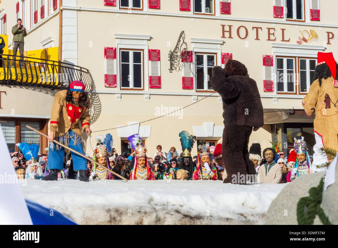 Nassereith: Nassereither Schellerlaufen colorato carnevale consuetudine, il gruppo degli orsi, mostra la battaglia tra la primavera e l'inverno., domatore di orsi, orso, su S. Foto Stock