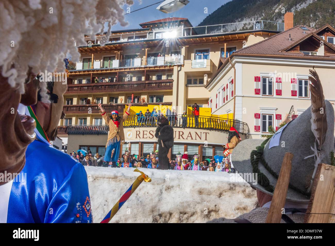 Nassereith: Nassereither Schellerlaufen colorato carnevale consuetudine, il gruppo degli orsi, mostra la battaglia tra la primavera e l'inverno., domatore di orsi, orso, su S. Foto Stock