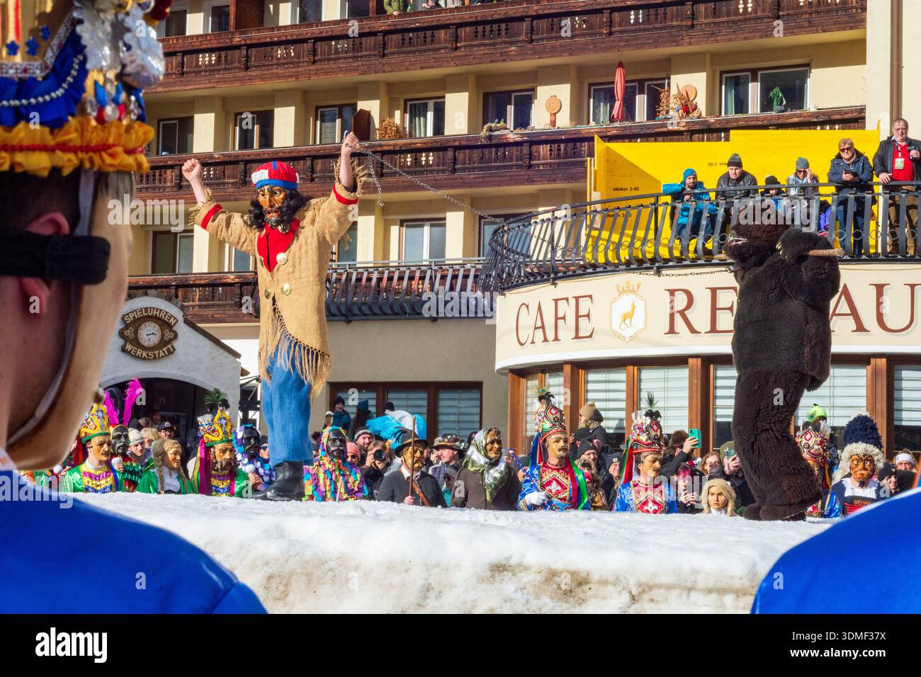 Nassereith: Nassereither Schellerlaufen colorato carnevale consuetudine, il gruppo degli orsi, mostra la battaglia tra la primavera e l'inverno., domatore di orsi, orso, su S. Foto Stock