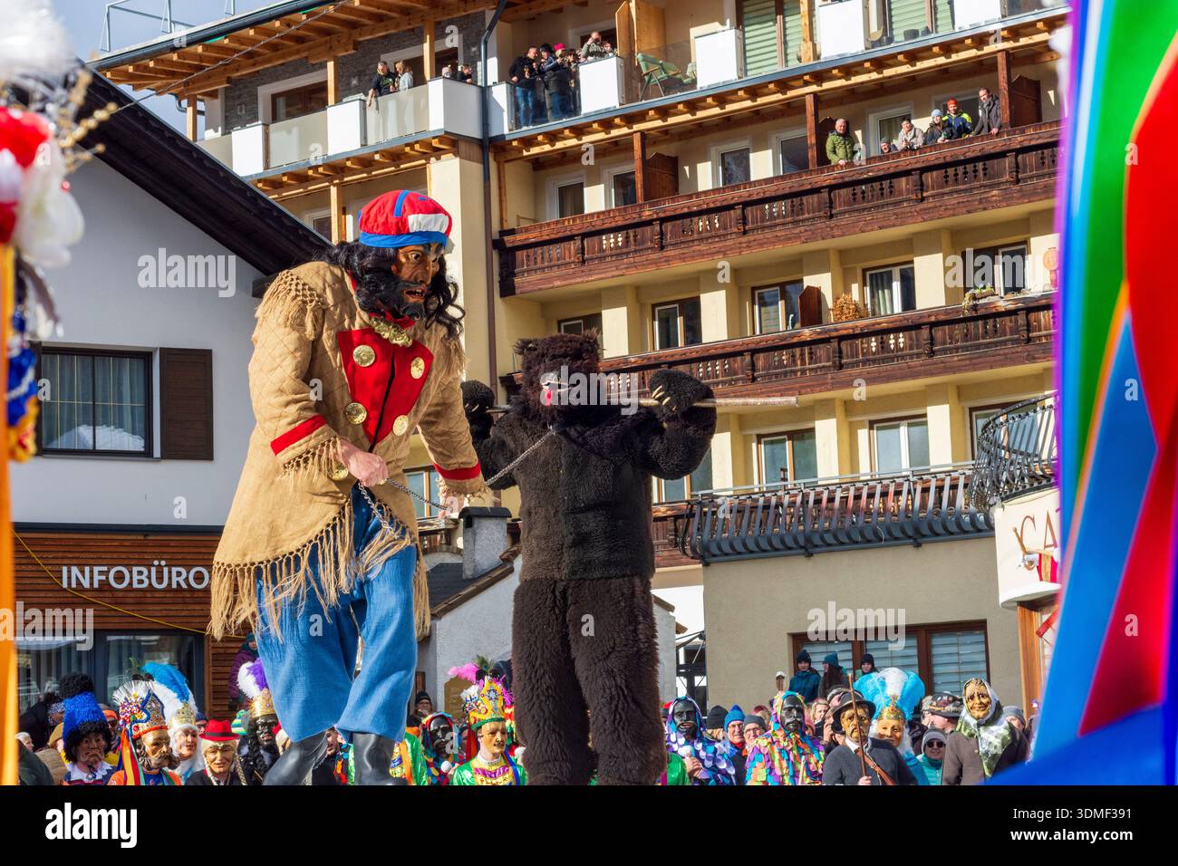 Nassereith: Nassereither Schellerlaufen colorato carnevale consuetudine, il gruppo degli orsi, mostra la battaglia tra la primavera e l'inverno., domatore di orsi, orso, su S. Foto Stock
