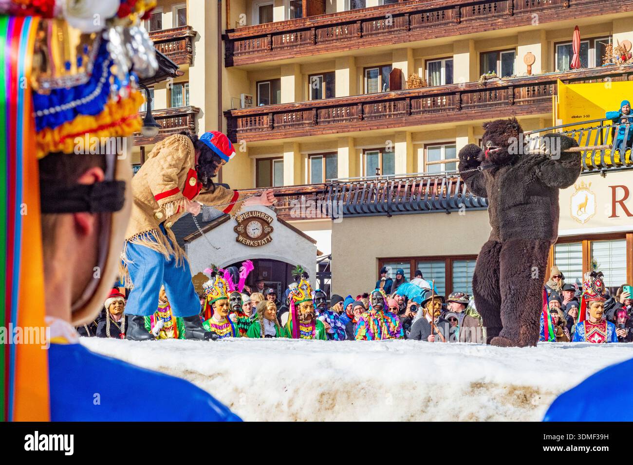 Nassereith: Nassereither Schellerlaufen colorato carnevale consuetudine, il gruppo degli orsi, mostra la battaglia tra la primavera e l'inverno., domatore di orsi, orso, su S. Foto Stock
