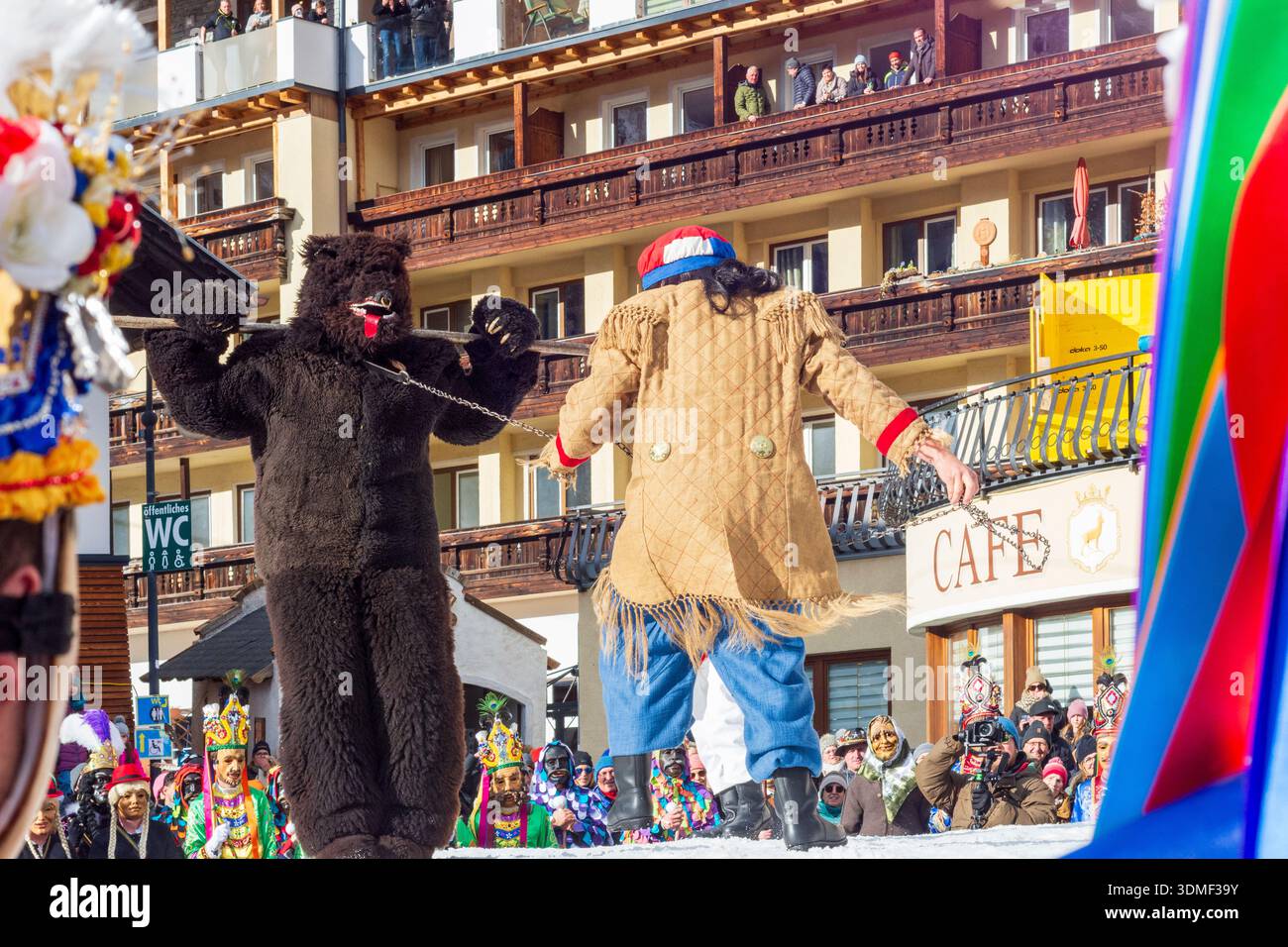 Nassereith: Nassereither Schellerlaufen colorato carnevale consuetudine, il gruppo degli orsi, mostra la battaglia tra la primavera e l'inverno., domatore di orsi, orso, su S. Foto Stock