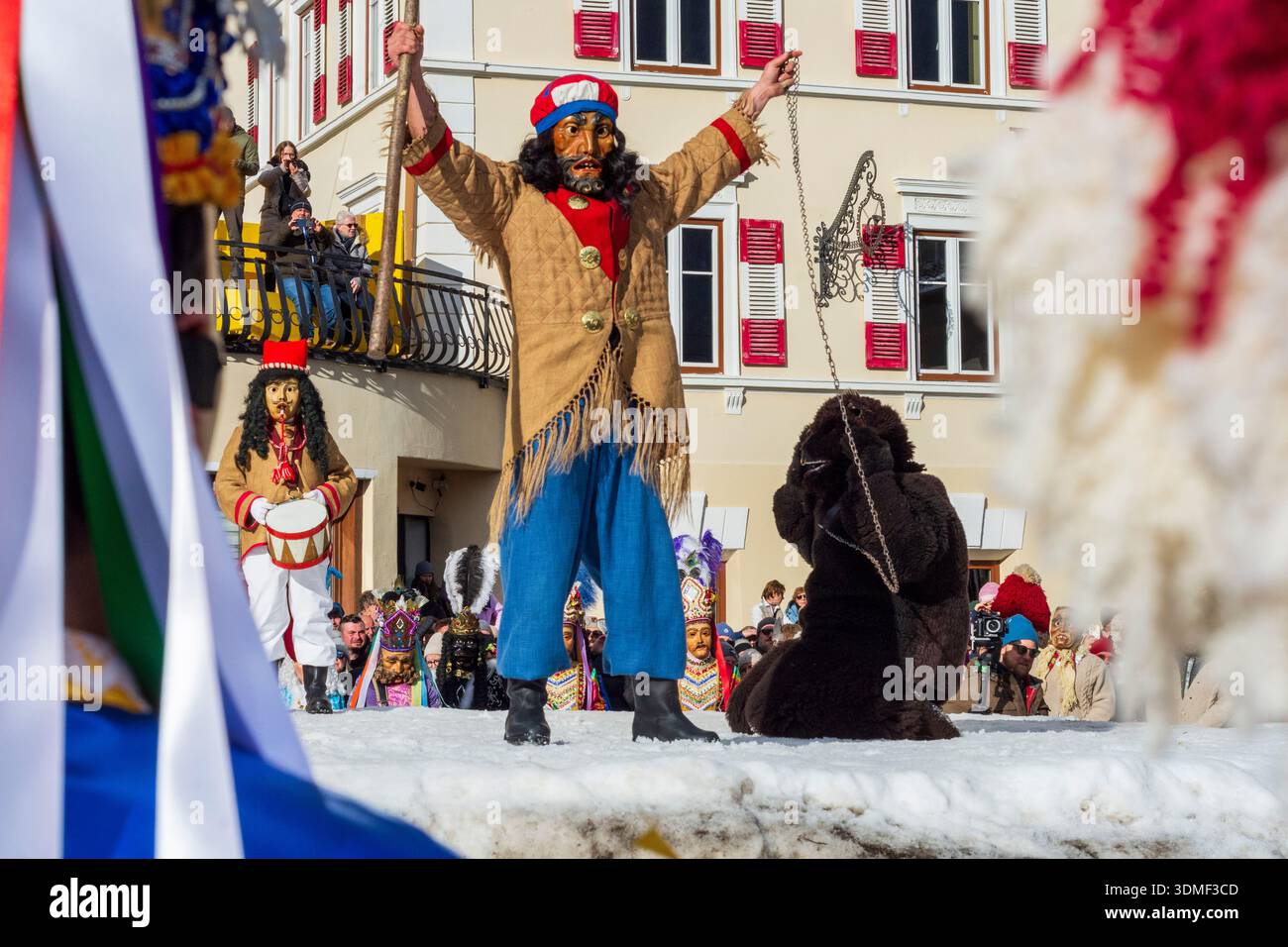 Nassereith: Nassereither Schellerlaufen colorato carnevale consuetudine, il gruppo degli orsi, mostra la battaglia tra la primavera e l'inverno., domatore di orsi, orso, su S. Foto Stock