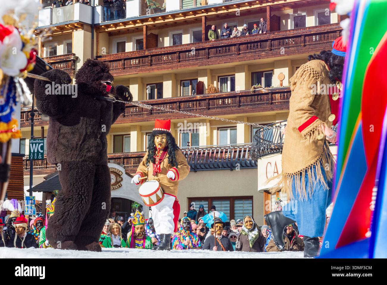Nassereith: Nassereither Schellerlaufen colorato carnevale consuetudine, il gruppo degli orsi, mostra la battaglia tra la primavera e l'inverno., domatore di orsi, orso, su S. Foto Stock