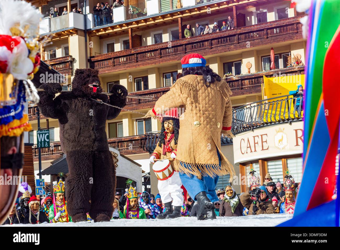 Nassereith: Nassereither Schellerlaufen colorato carnevale consuetudine, il gruppo degli orsi, mostra la battaglia tra la primavera e l'inverno., domatore di orsi, orso, su S. Foto Stock