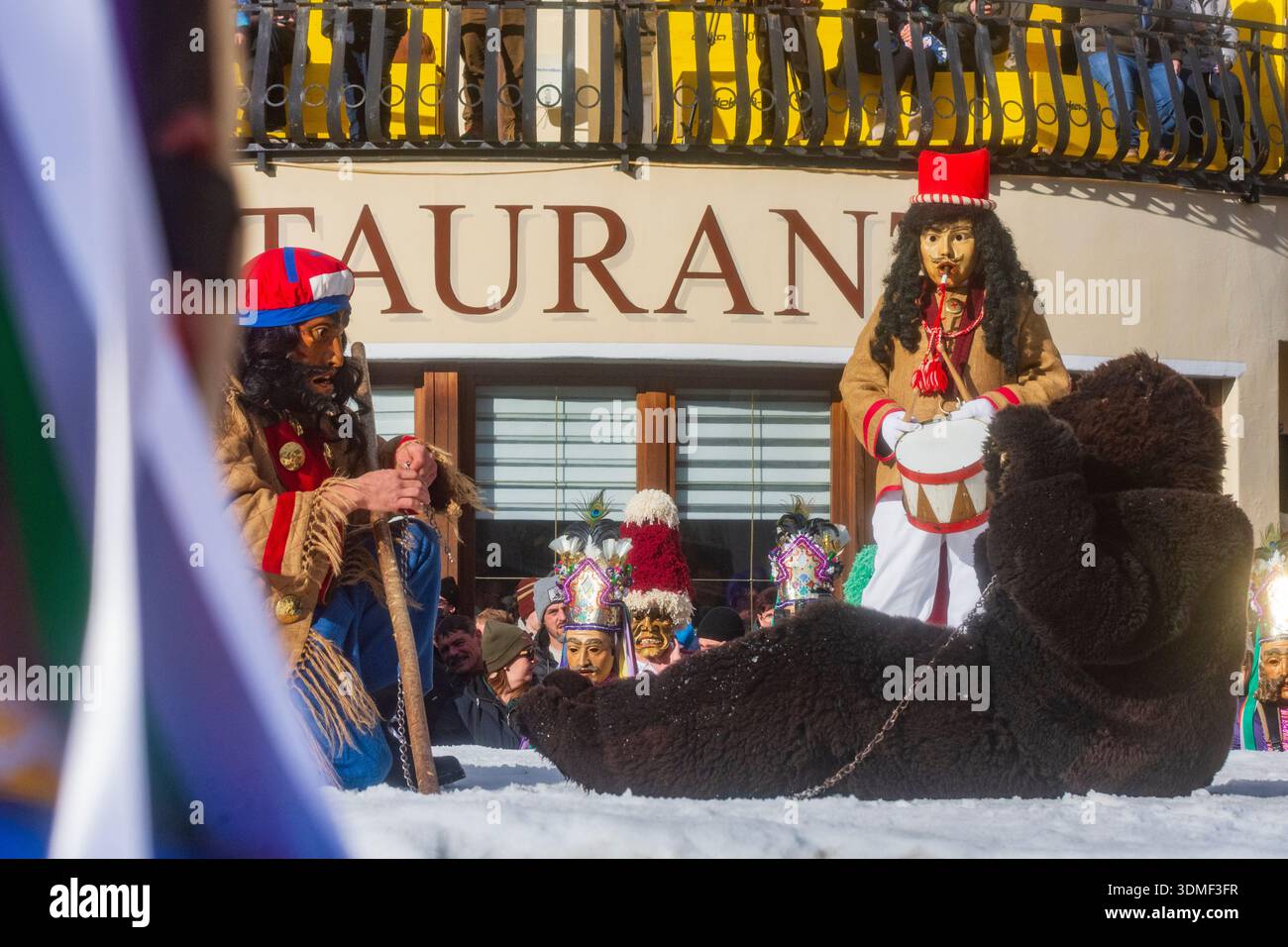 Nassereith: Nassereither Schellerlaufen colorato carnevale consuetudine, il gruppo degli orsi, mostra la battaglia tra la primavera e l'inverno., domatore di orsi, orso, su S. Foto Stock