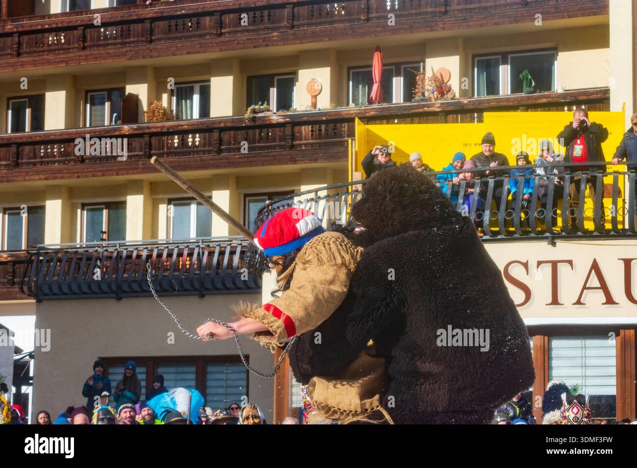 Nassereith: Nassereither Schellerlaufen colorato carnevale consuetudine, il gruppo degli orsi, mostra la battaglia tra la primavera e l'inverno., domatore di orsi, orso, su S. Foto Stock
