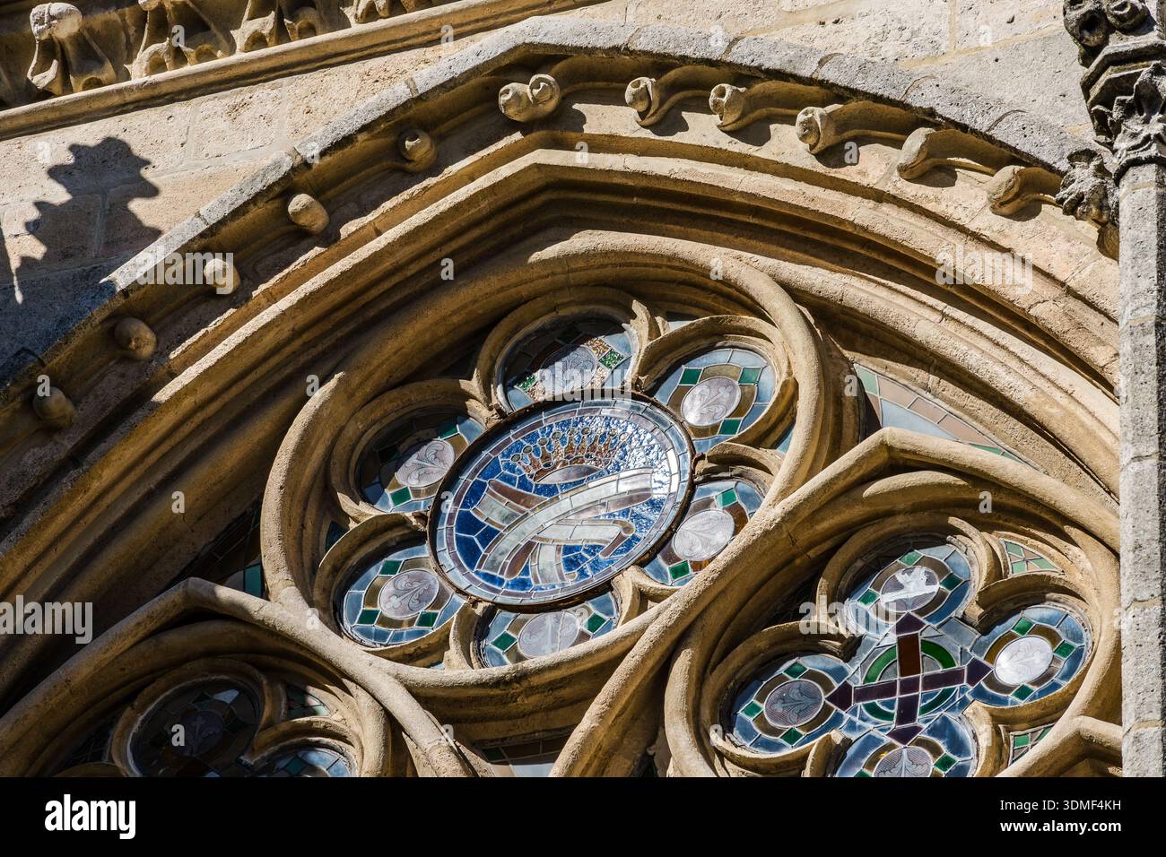Gli intricati dettagli del rosone e delle pietre mostrano la bellezza della storica cattedrale di Burgos Foto Stock