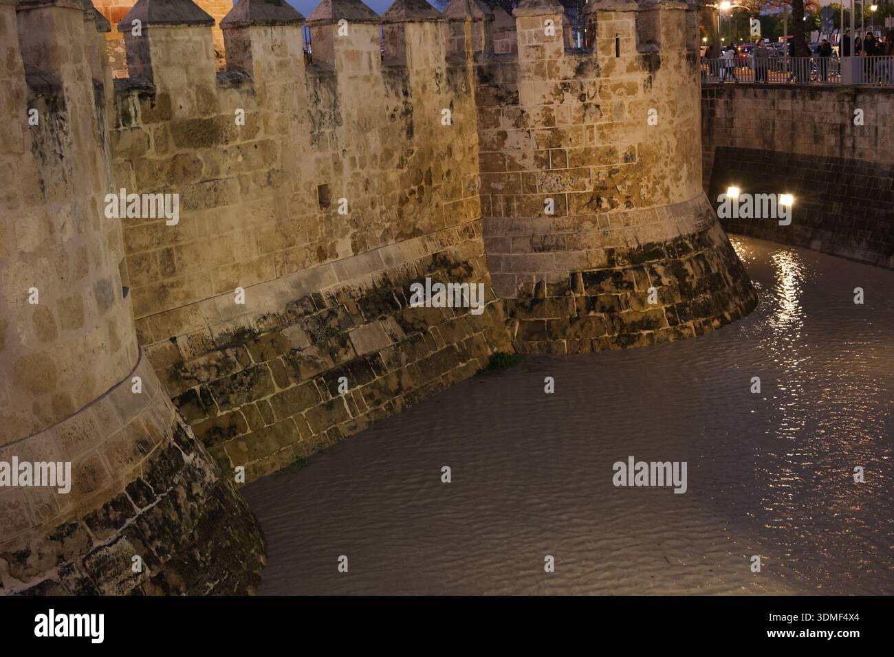Weathered Battlement nasce da Muddy Moat Soft Uplighting crea texture tattili, scintillanti pietre bagnate, Foto Stock