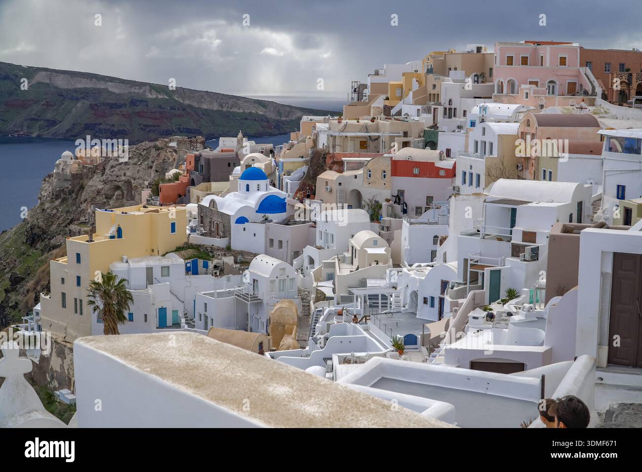 Oia Village, Santorini (Apano Meria/Pano Meria), Grecia. Iconica architettura delle Cicladi dipinta di bianco costruita sul bordo della caldera. Foto Stock
