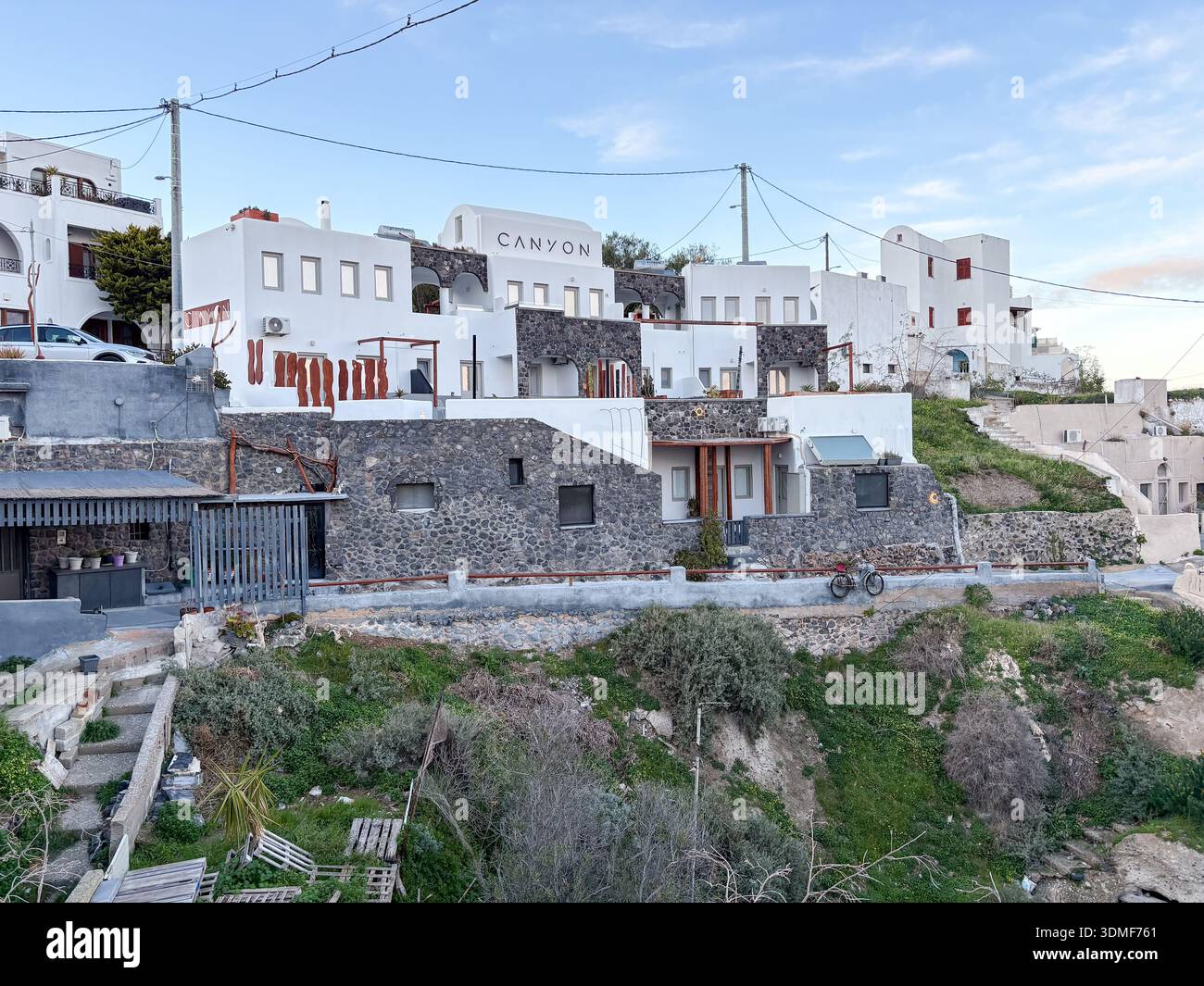 Fira, Thera, Santorini, Grecia. Architettura tradizionale delle Cicladi caratterizzata da pareti dipinte di bianco in contrasto con la struttura di mantenimento in pietra vulcanica scura Foto Stock