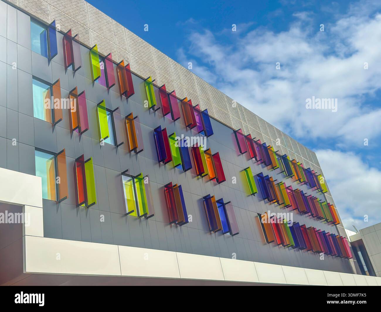 Fotografia di grandi vetrate esterne in acrilico colorato in un edificio commerciale. Foto Stock