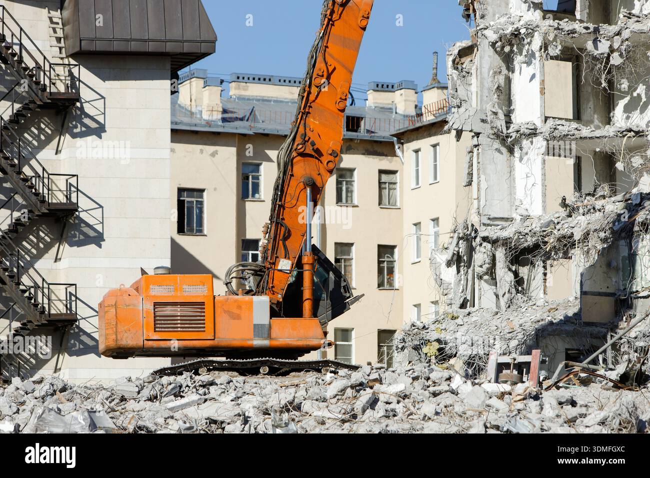 Primo piano dell'escavatore idraulico-cacciatorpediniere speciale durante il funzionamento, demolizione di edifici Foto Stock