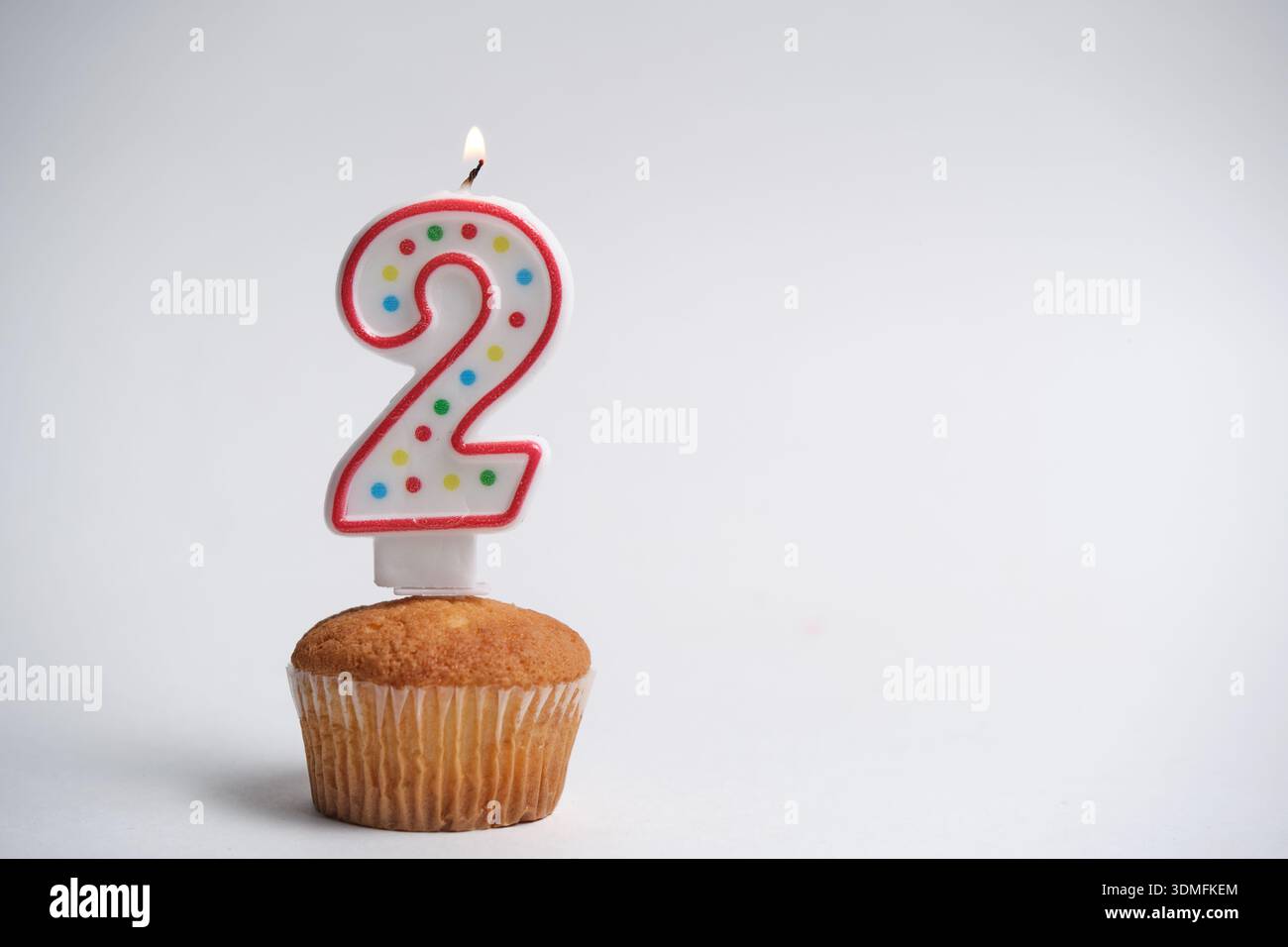 Candela di compleanno numero 2 immagini e fotografie stock ad alta risoluzione