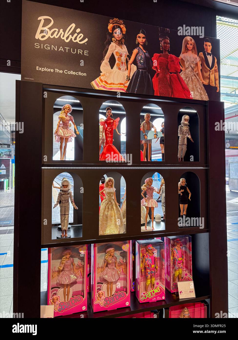 Barbie Signature Collection. Bambole alla moda, giocattoli da collezione e figure in vendita in un ambiente di vendita al dettaglio a Napoli, Italia. Foto Stock