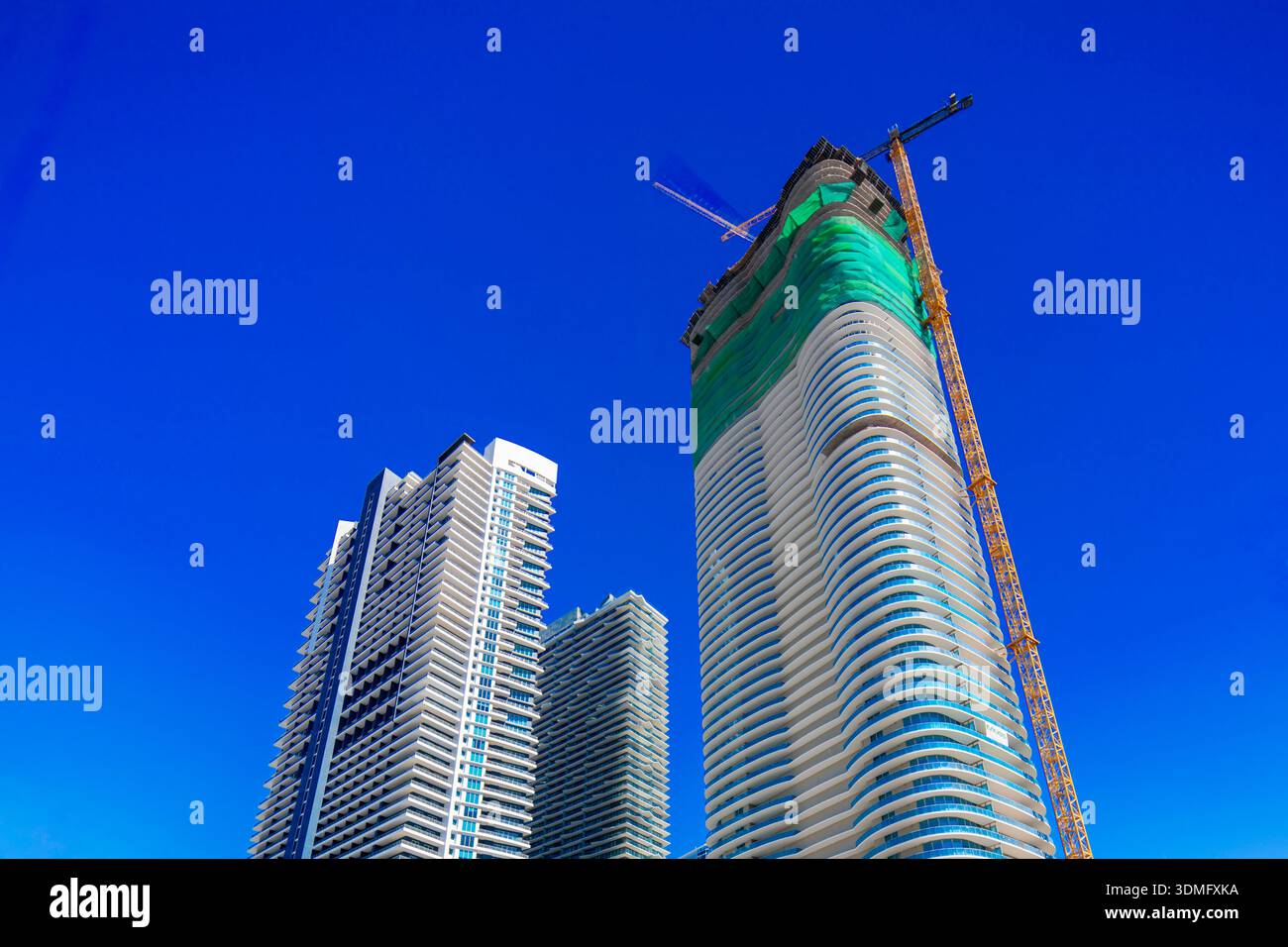 Gruppo di torri in costruzione su un cielo blu Foto Stock