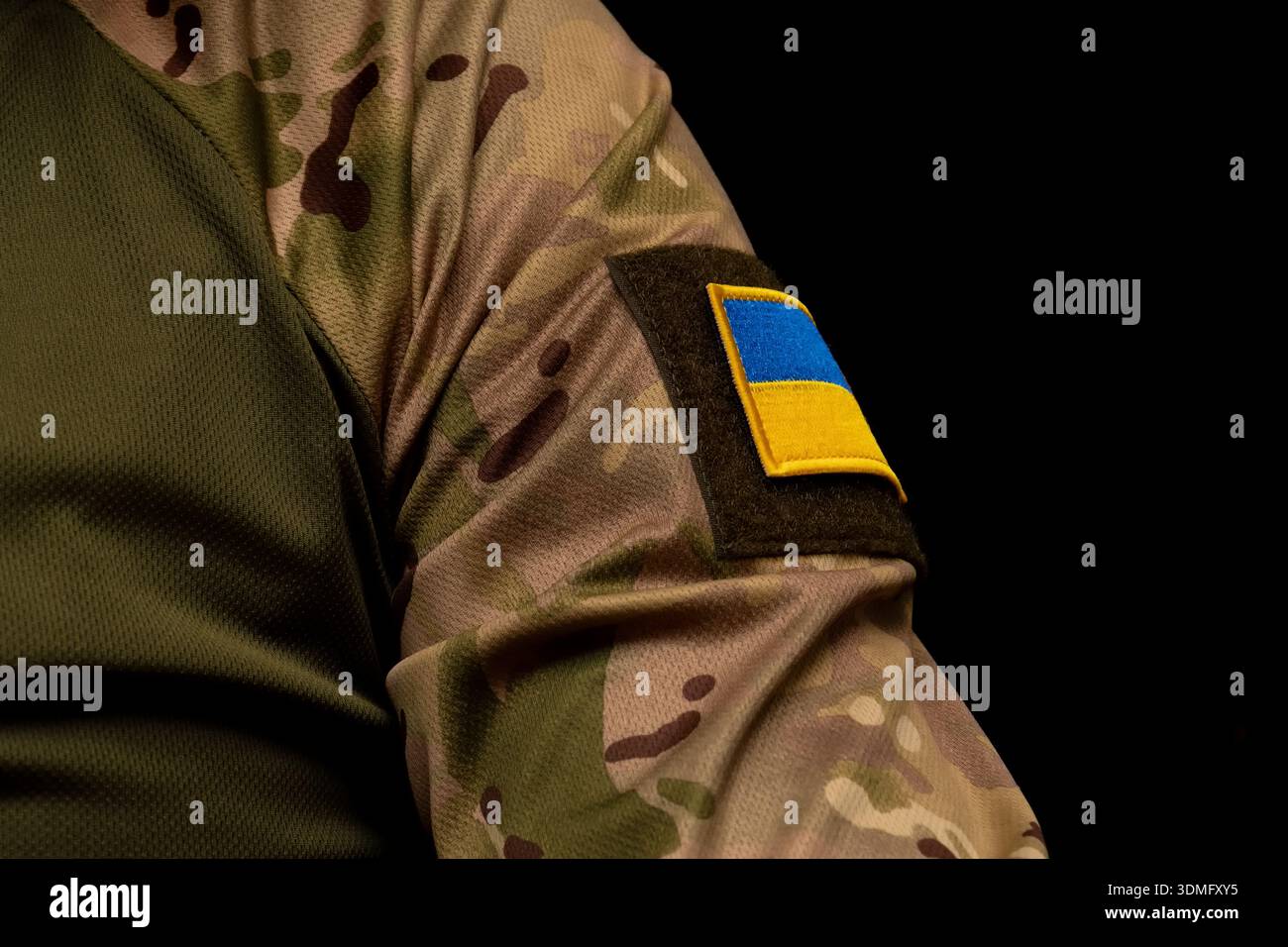 Patch bandiera Ucraina su uniforme militare mimetica. Foto Stock
