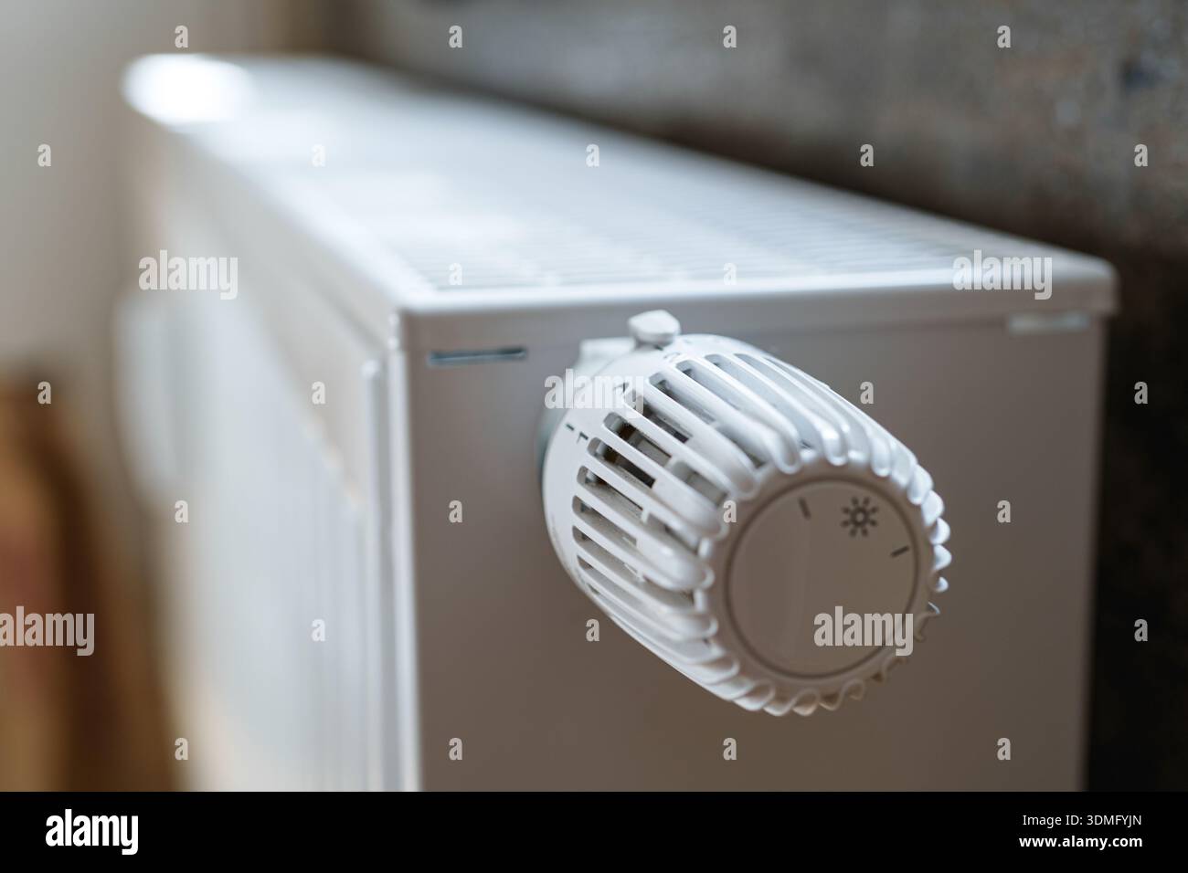 Primo piano del radiatore per interni con valvola termostatica che controlla la temperatura di riscaldamento domestica Foto Stock