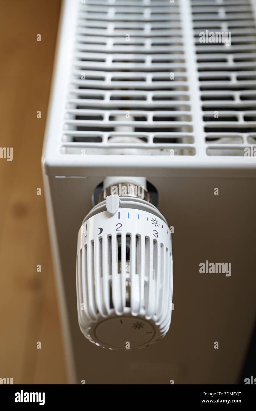 Primo piano del radiatore per interni con valvola termostatica che controlla la temperatura di riscaldamento domestica Foto Stock