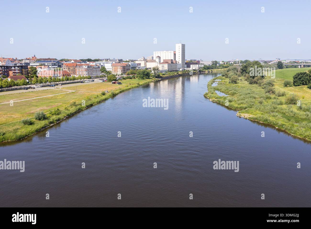 Vista aerea dell'Elba con skyline di Riesa, Sassonia, Germania Foto Stock
