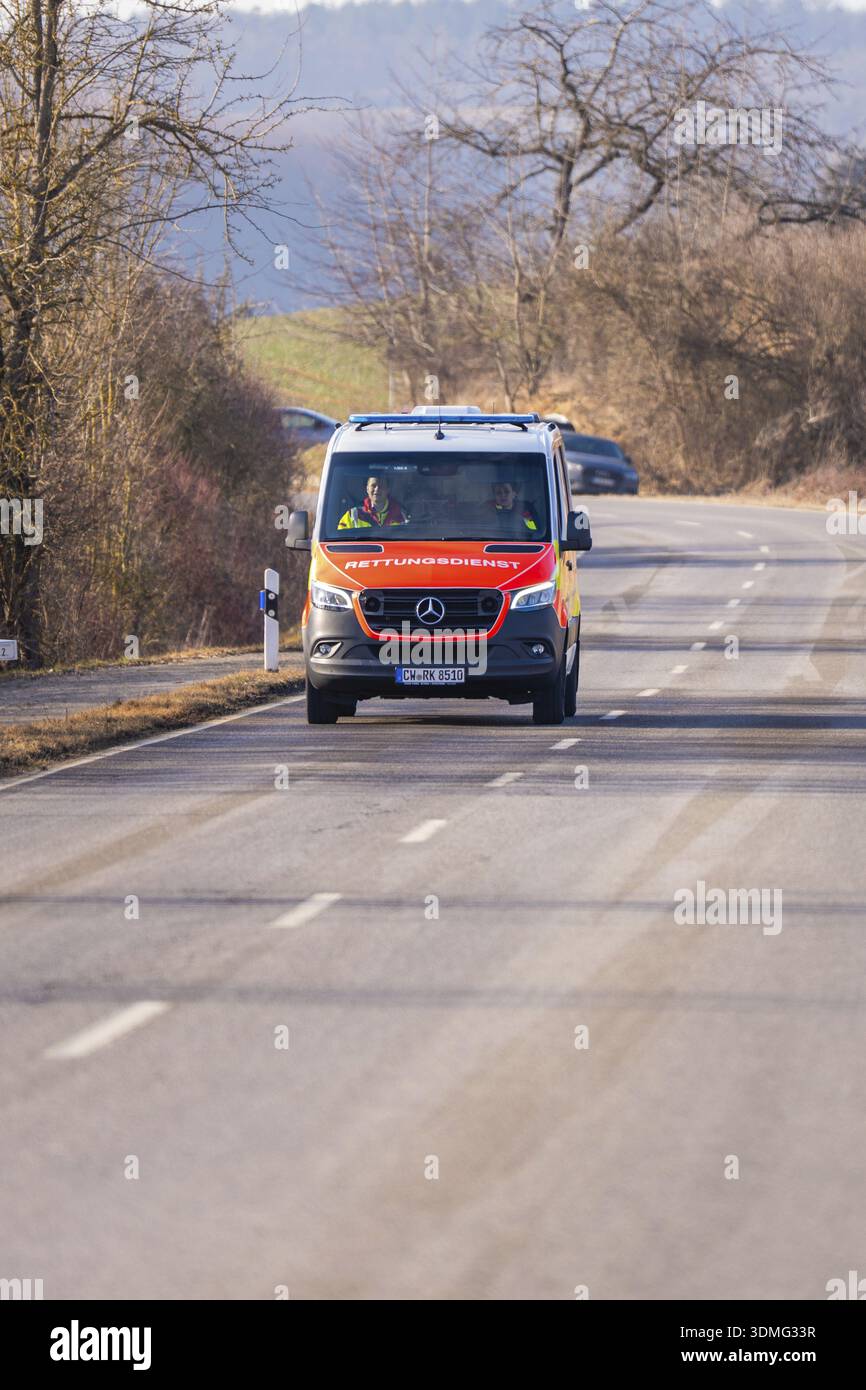 Un'ambulanza percorre una tortuosa strada di campagna, esercitazioni dei vigili del fuoco sulla ferrovia Hermann Hesse, Ostelsheim, Germania Foto Stock