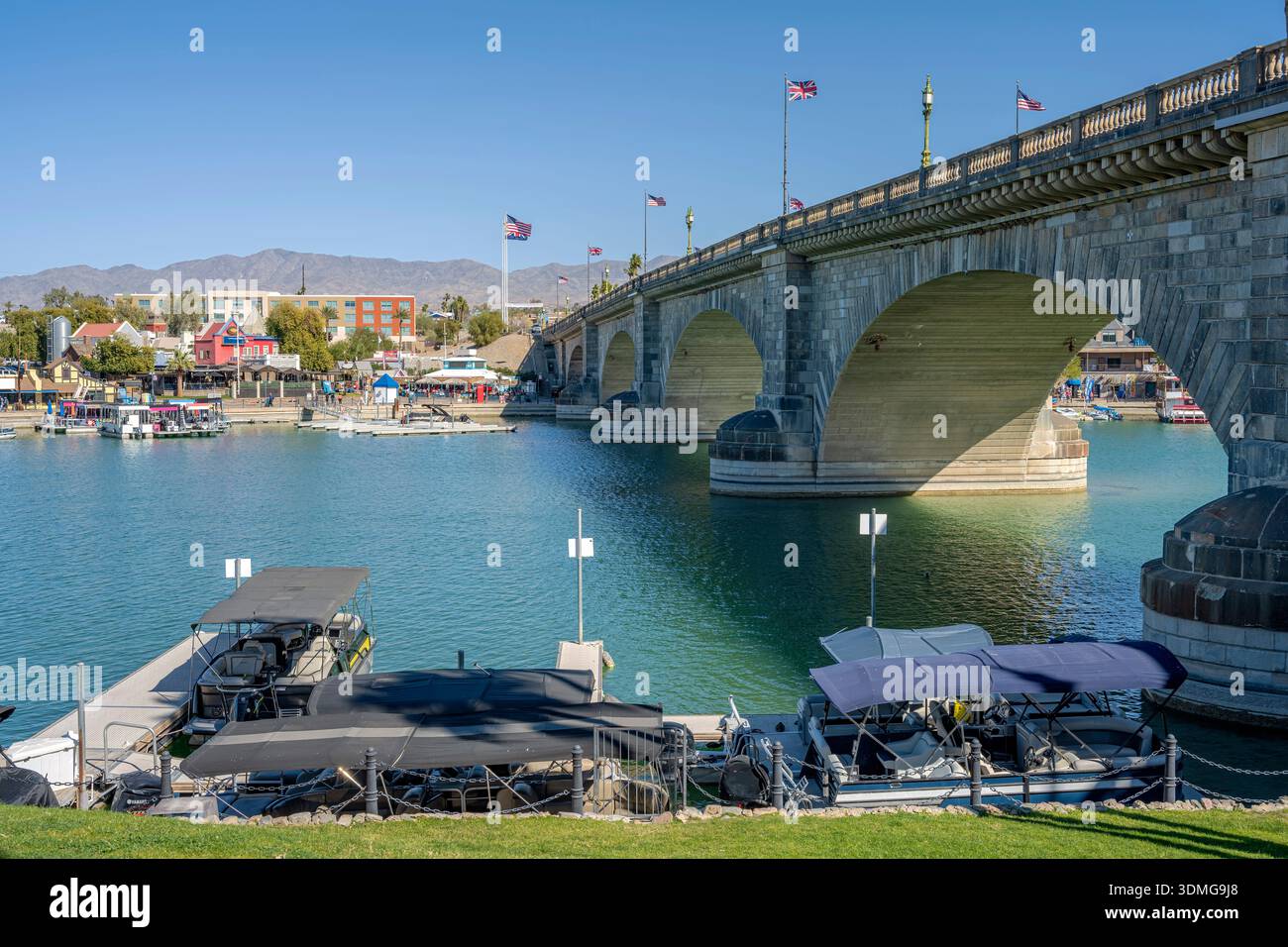 Vista sul lungomare della città di Lake Havasu in Arizona e sul ponte di Londra. Foto Stock