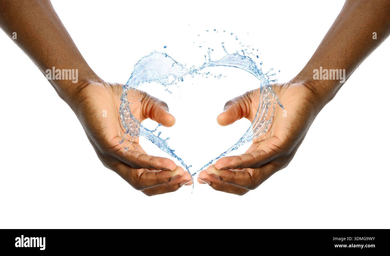 Uomo che tiene in mano l'acqua spruzzata a forma di cuore su sfondo bianco, primo piano Foto Stock