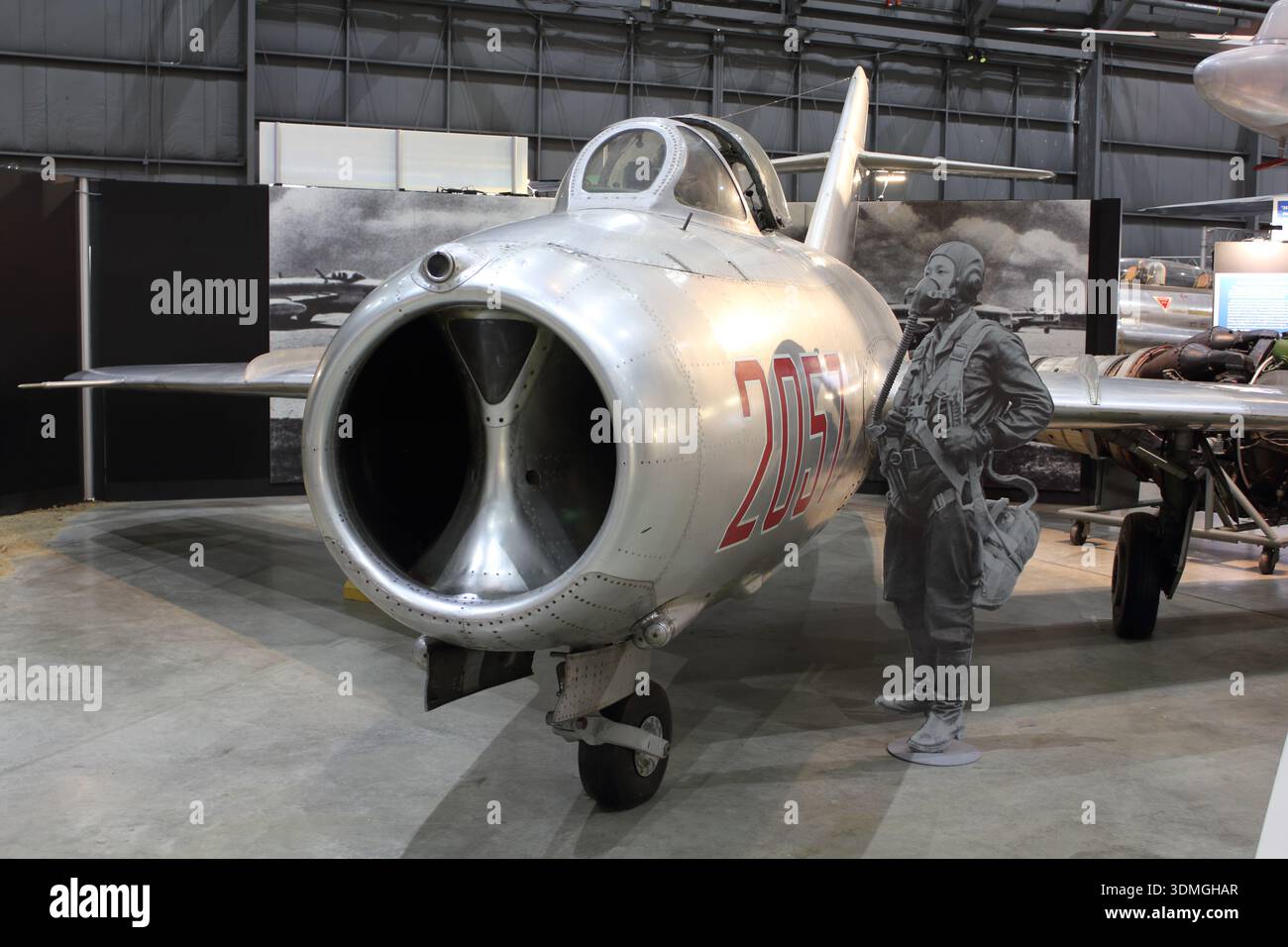 Mikoyan-Gurevich MIG-15bis “Fagot” caccia a getto sovietico in mostra al museo con ritaglio pilota, aerei militari dell’epoca della Guerra fredda Foto Stock