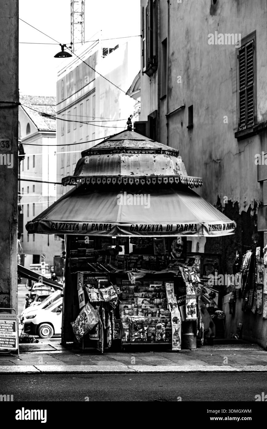 Questo classico chiosco chiamato Gazzetta di Parma serve ai residenti locali notizie giornaliere e pubblicazioni internazionali nel centro storico della città Foto Stock