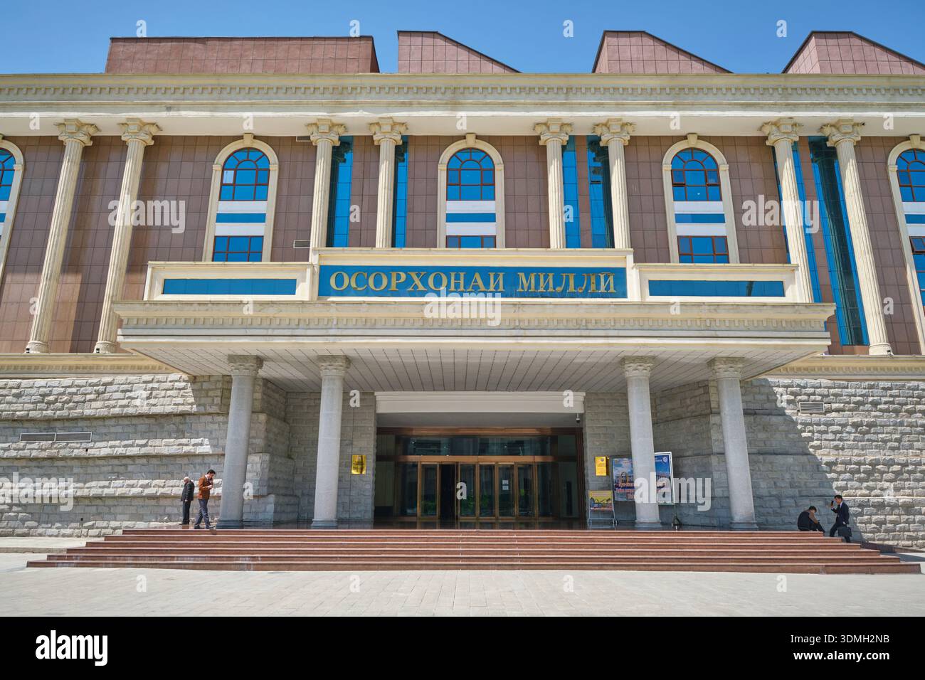 I visitatori si trovano davanti all'ingresso principale dell'edificio, il museo. Al Museo Nazionale di Dushanbe, Tagikistan. Foto Stock