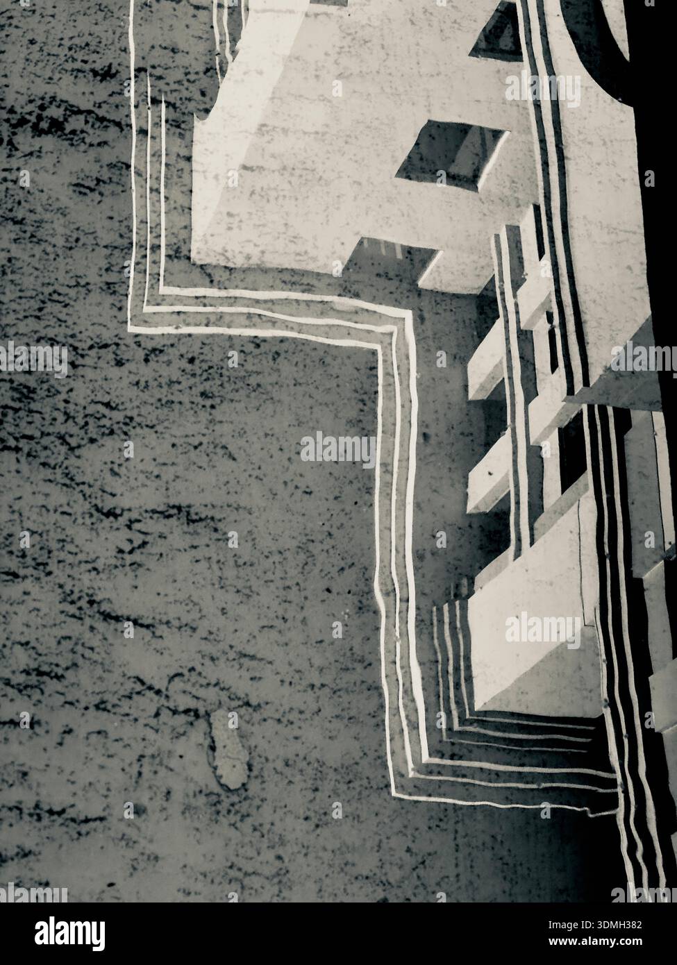 Riflesso astratto in bianco e nero di un edificio moderno, linee distorte e finestre che formano un modello geometrico surreale - Immagine stock catturata con smartphone