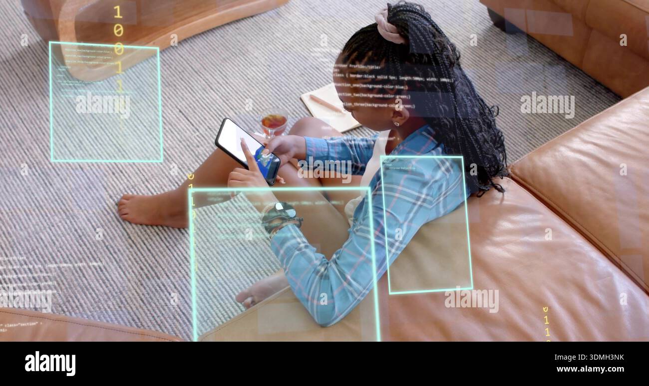 Smartphone a scorrimento, donna che indossa una camicia a quadri blu seduta su un tappeto a casa, con sovrapposizioni AR Foto Stock