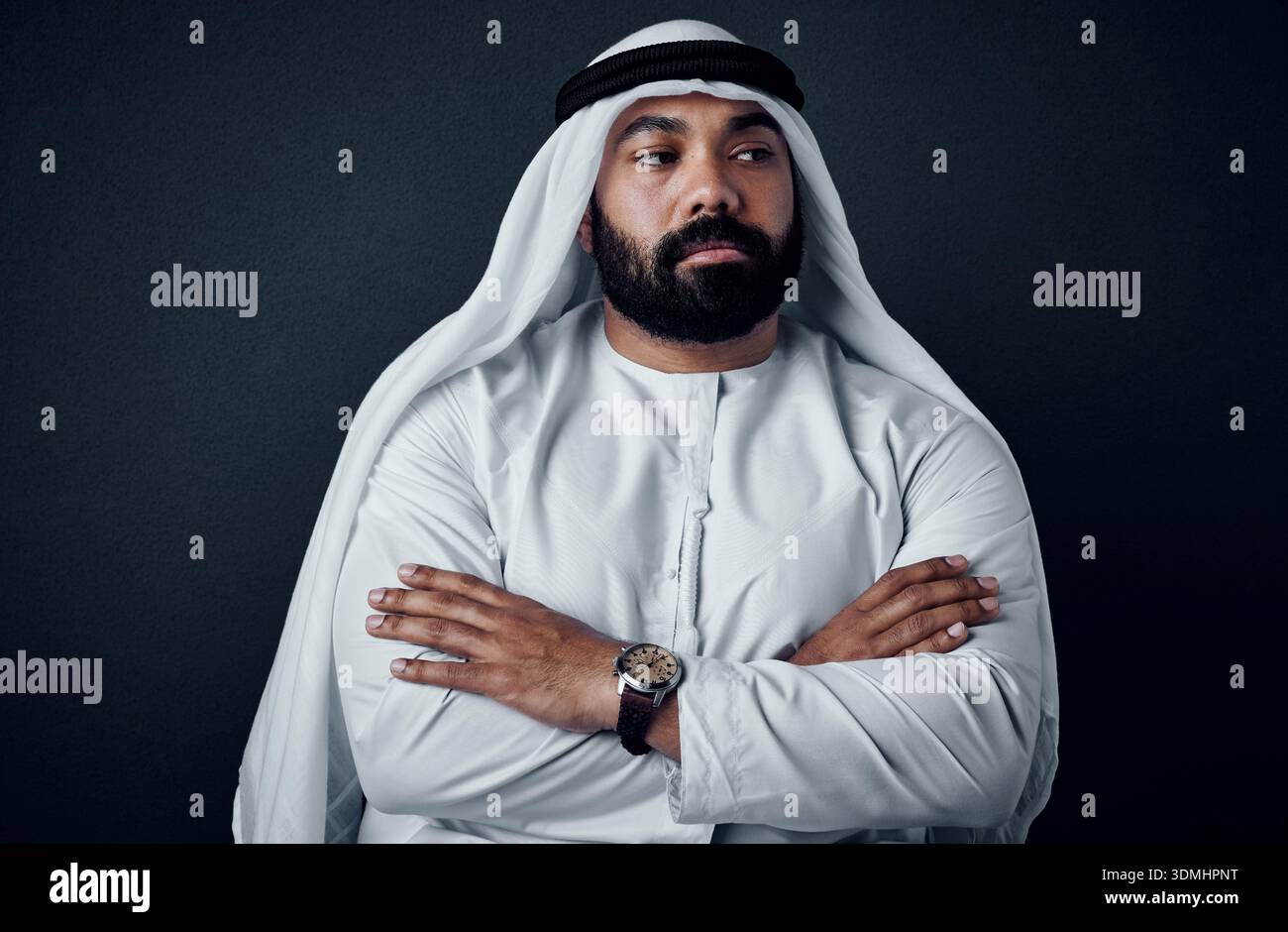 Arms Crossed, Thinking e uomo d'affari arabo in studio come consulente di investimento conforme a shariah. Professionista musulmano, persona sicura di sé e visione per Foto Stock