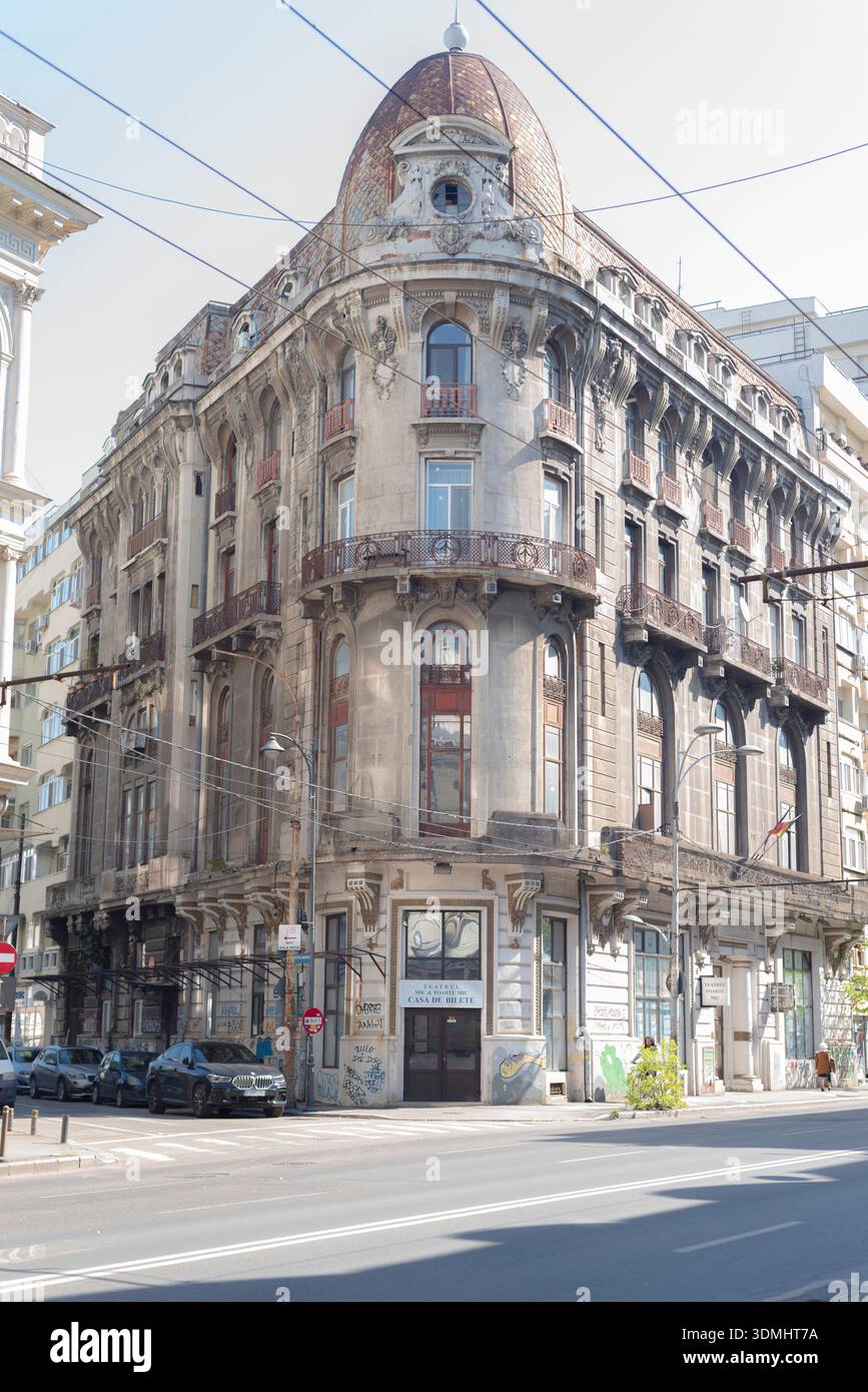 Edificio storico ad angolo nel centro di Bucarest, Romania Foto Stock