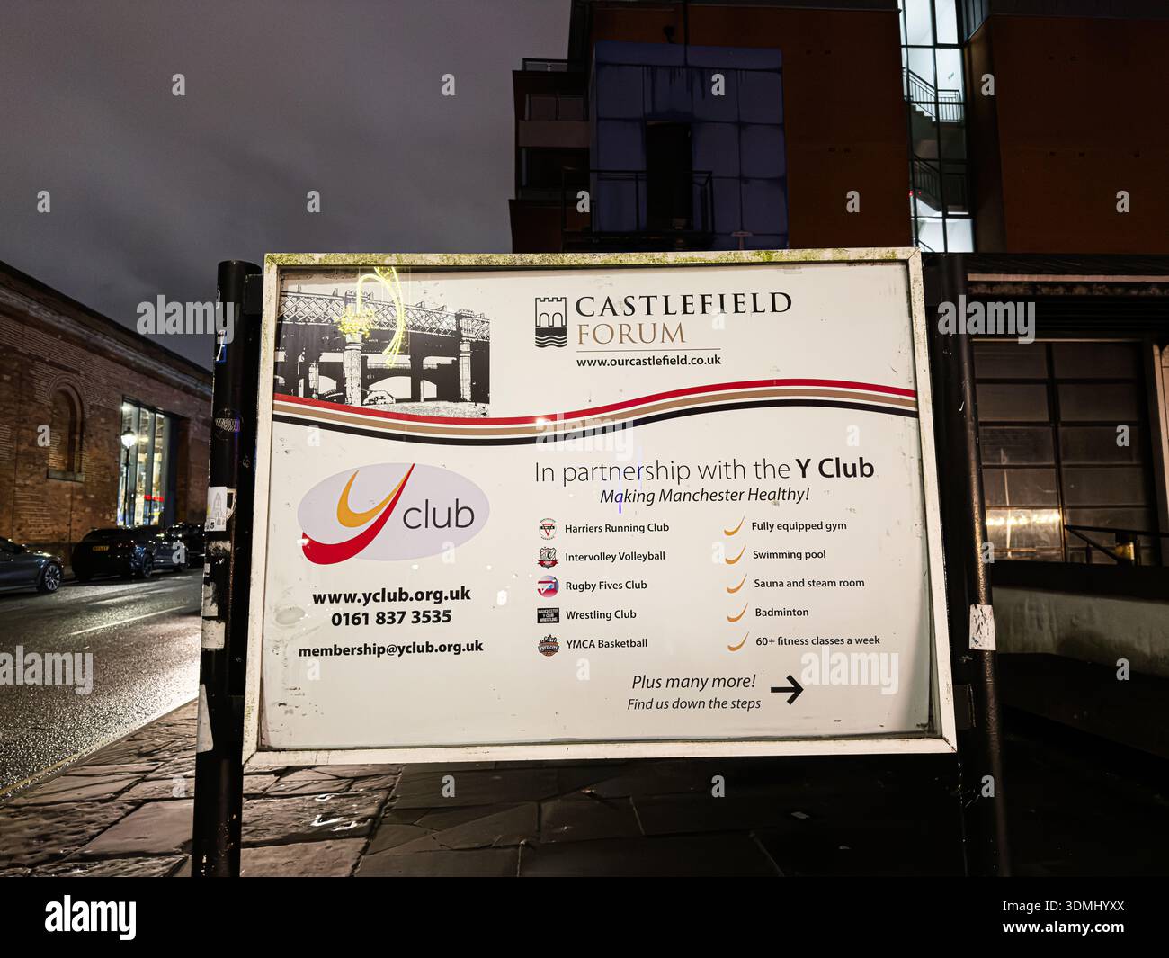 Manchester, Regno Unito - 21 gennaio 2026: Cartello per il Castlefield Forum di Manchester che promuove la partnership Y Club e le attività locali. Foto Stock