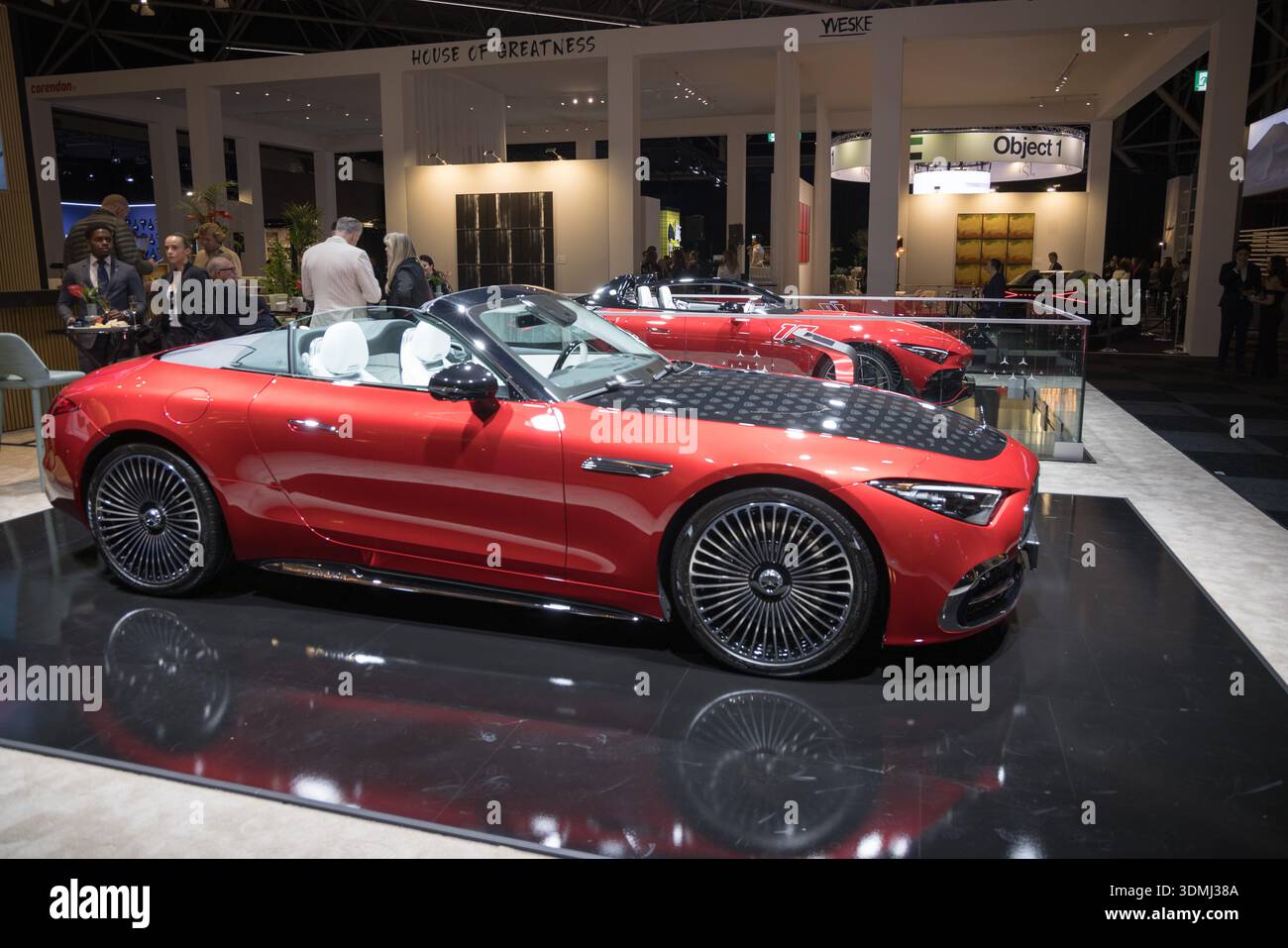 Cabrio rosso e nero della serie monogramma Mercedes-Maybach SL 680, come mostrato al Masters Expo 2025 Foto Stock