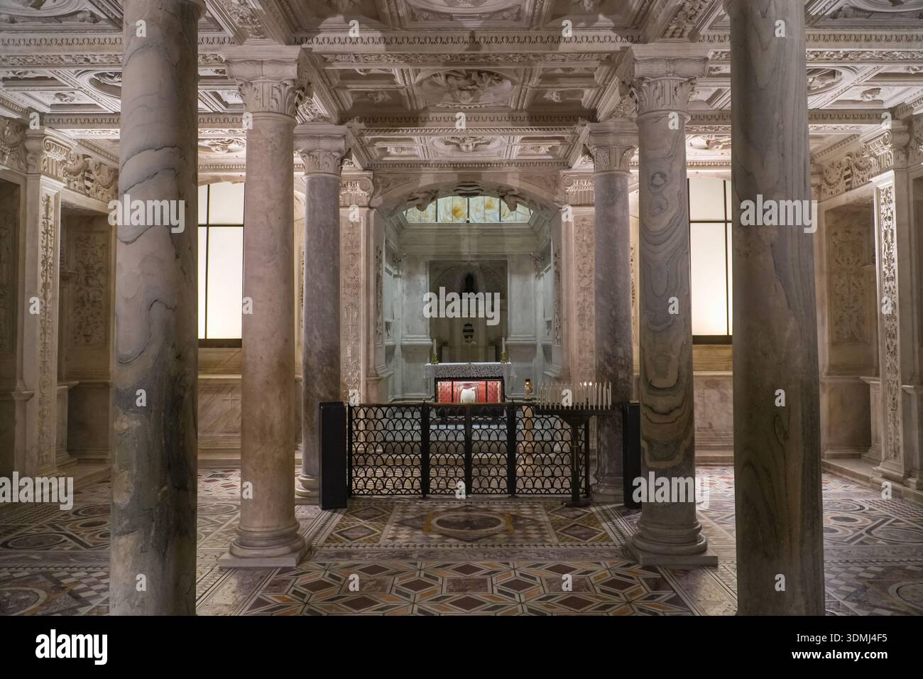 Duomo di Napoli, Duomo di Santa Maria Assunta. Gli interni mostrano dettagli decorativi della cappella rinascimentale/barocca, colonne in marmo venato e mosaico geometrico Foto Stock
