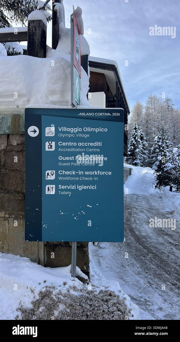 Livigno, Italia - 5 febbraio 2026: Cartello segnaletico per il Villaggio Olimpico, il centro di accreditamento e i servizi agli ospiti durante il G d'Inverno 2026 di Milano Cortina Foto Stock