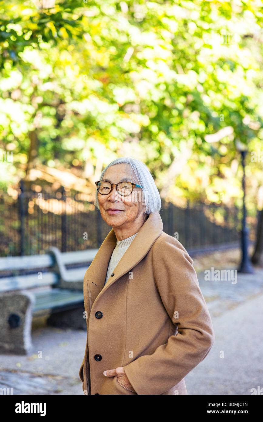 Donna asiatica anziana sicura di sé nel parco Foto Stock