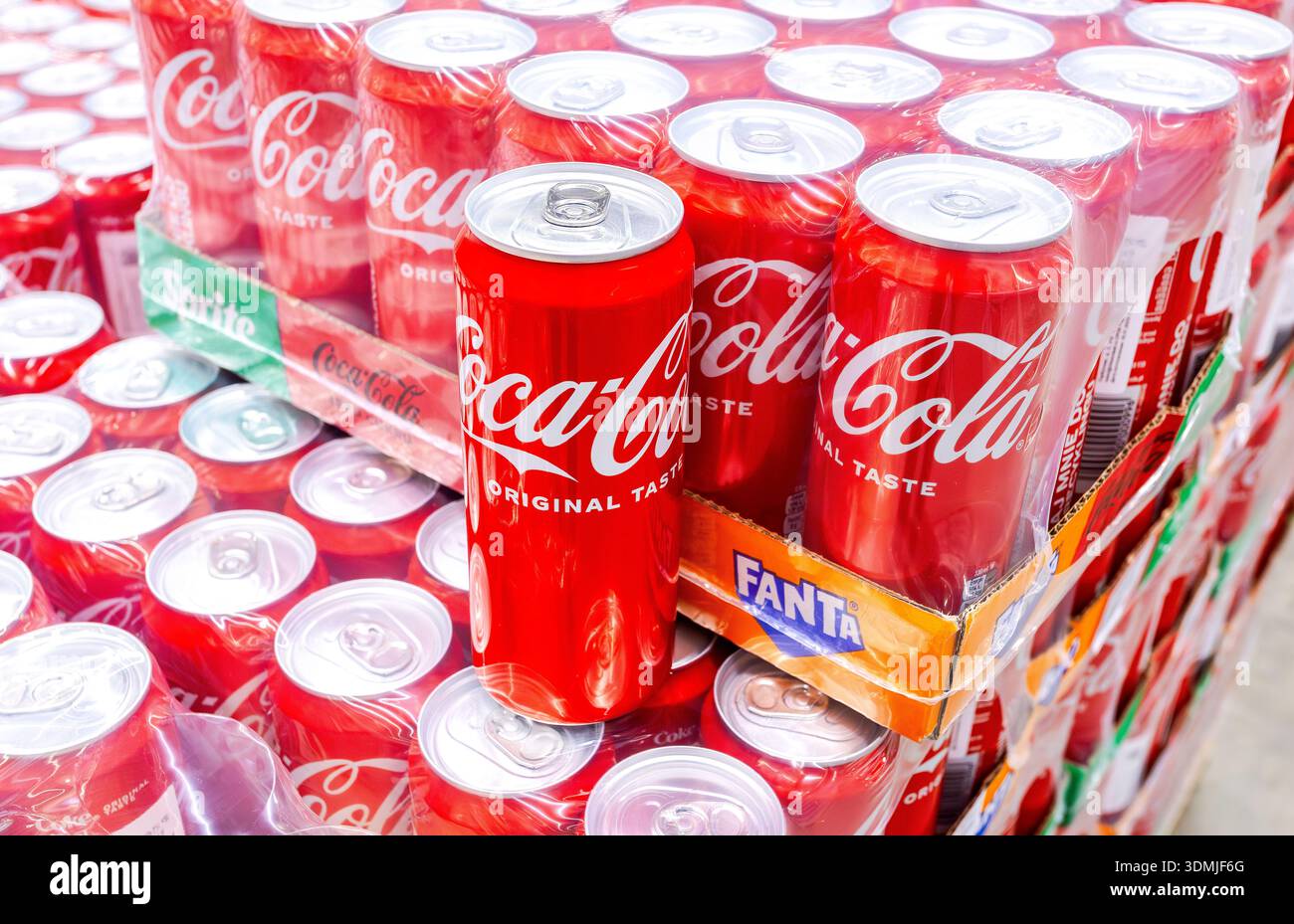 Samara, Russia - 25 maggio 2025: Coca Cola in lattine metalliche in vendita sullo scaffale di un superstore. Varie bevande in scatola e bevande analcoliche Foto Stock