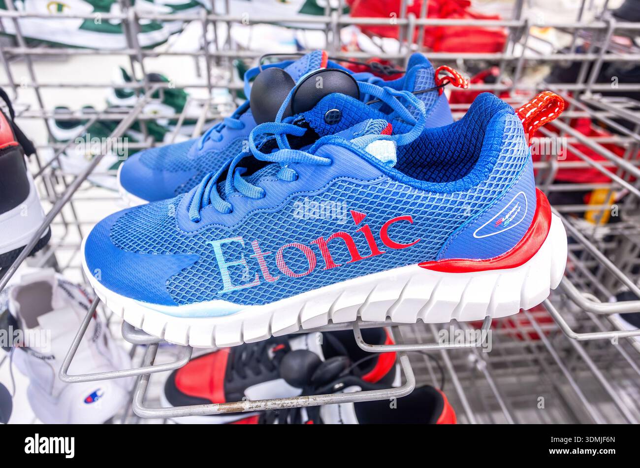 Samara, Russia - maggio 2,4 2025: Etonic Sporting Footwear. Sneaker eleganti Etonic Foto Stock