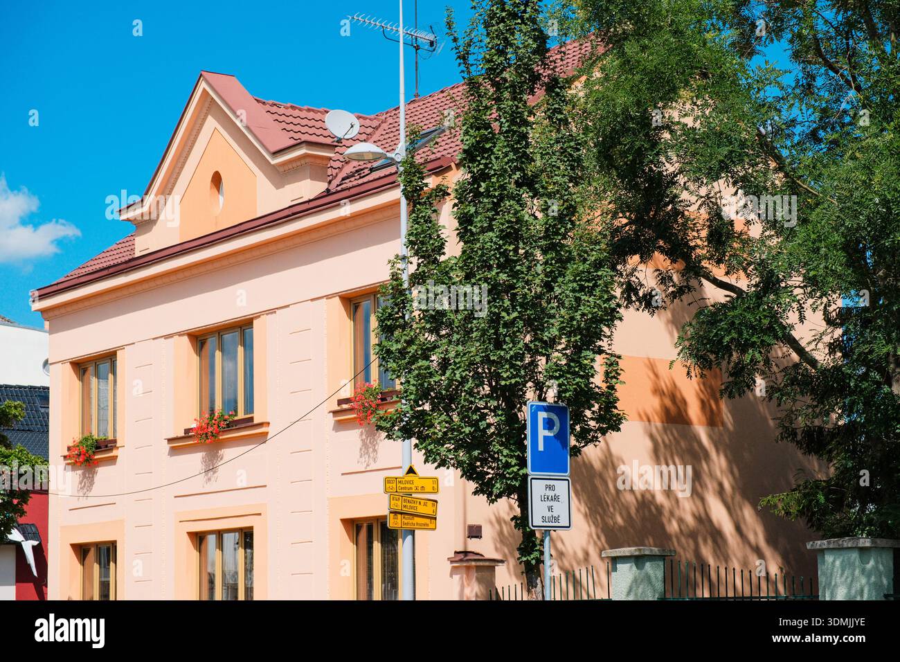 LYSA NAD LABEM, REPUBBLICA CECA - 10 AGOSTO 2024: Una vista panoramica sulla strada che mostra la tradizionale architettura residenziale e l'atmosfera estiva locale Foto Stock