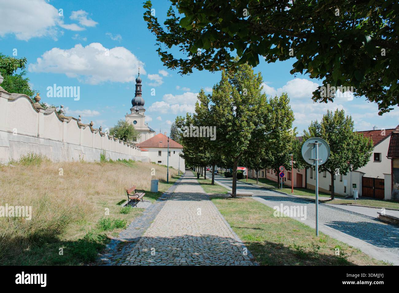 LYSA NAD LABEM, REPUBBLICA CECA - 10 AGOSTO 2024: Una vista panoramica sulla strada che mostra la tradizionale architettura residenziale e l'atmosfera estiva locale in un Foto Stock
